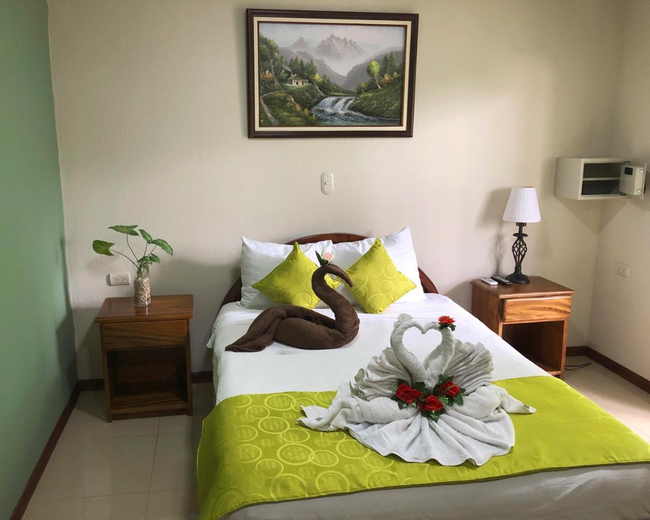 La Fortuna Backpackers Resort Экстерьер фото